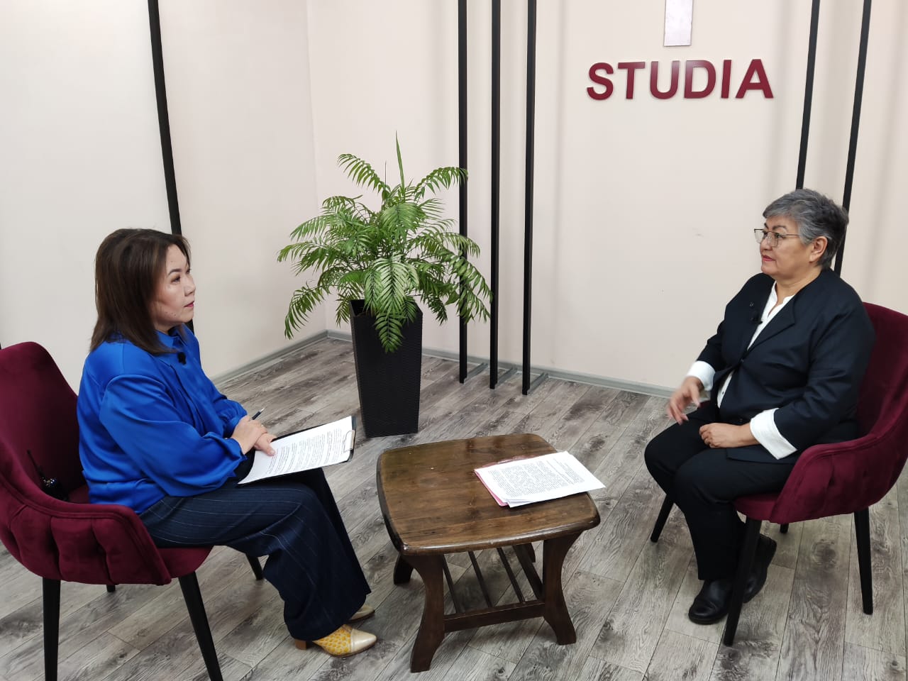 Бірінші студияда көрермендерге АИТВ-инфекциясы туралы айтылды