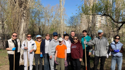 Сотрудники областного центра по профилактике ВИЧ-инфекции приняли участие в городском субботнике